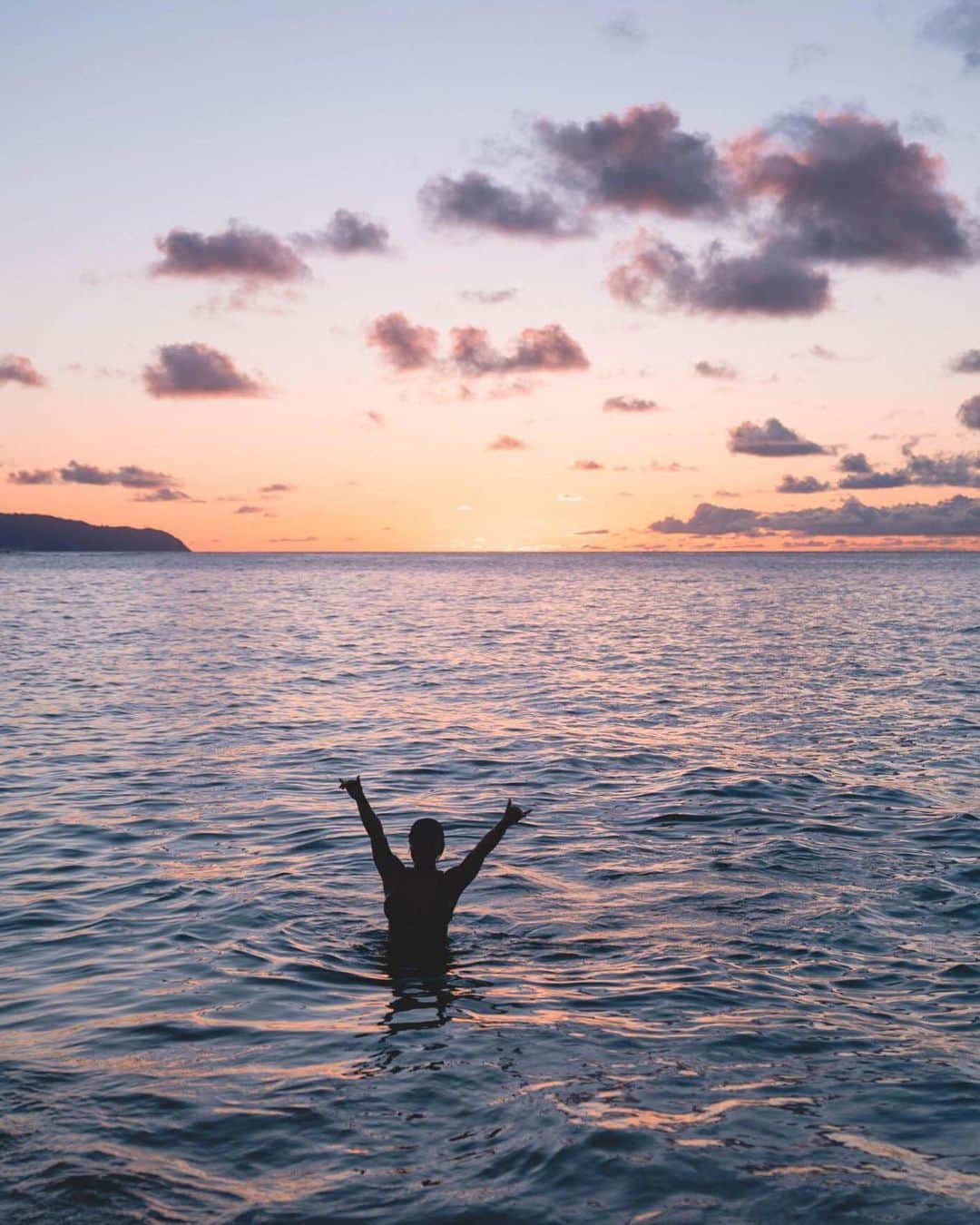 ハワイアン航空さんのインスタグラム写真 - (ハワイアン航空Instagram)「It's hard to beat those summertime sunsets. Double tap if you agree 😍 📍 Waimea Bay, O‘ahu」8月26日 9時34分 - hawaiianairlines