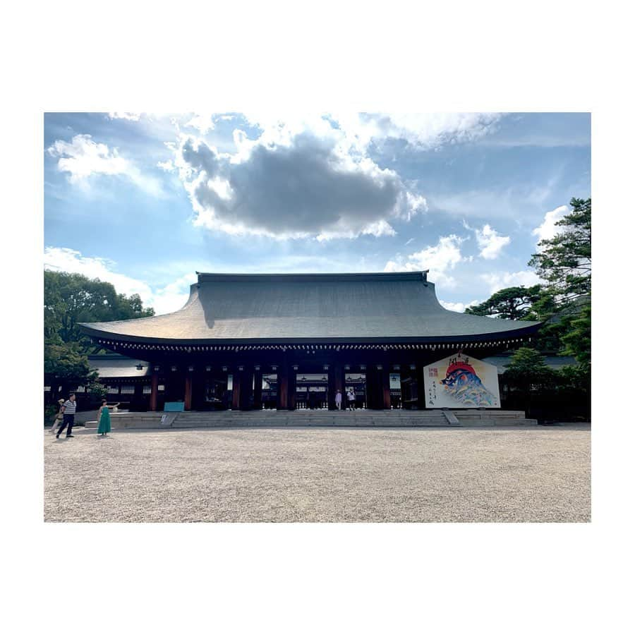 久保井朝美さんのインスタグラム写真 - (久保井朝美Instagram)「⛩ 講演会後に#大神神社 拝殿へ👩‍🏫 7年くらい前に 母娘2人旅で来た以来でした✨ ． 酒蔵に吊るされている#杉玉 は 大神神社に由来するそうです🍶 #酒ばやし #しるしの杉玉 御神体の#三輪山 美しかった😍 ． その後#近鉄電車 に乗って 家族4人で#橿原神宮 へ🚃 ． 初代天皇#神武天皇 と皇后を 祀っている神社です⛩ 神域がすごく広大‼️ ． 心洗われる週末でした☺️至福💗 #歴史好きな人と繋がりたい ． #久保井朝美 #講演会講師 #古事記好き #日本史好き #アニメ好き #歴女と繋がりたい #歴史巡り #御朱印巡り」8月26日 9時36分 - asami_k920