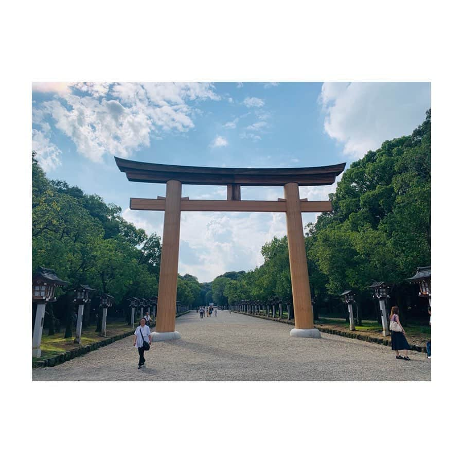 久保井朝美さんのインスタグラム写真 - (久保井朝美Instagram)「⛩ 講演会後に#大神神社 拝殿へ👩‍🏫 7年くらい前に 母娘2人旅で来た以来でした✨ ． 酒蔵に吊るされている#杉玉 は 大神神社に由来するそうです🍶 #酒ばやし #しるしの杉玉 御神体の#三輪山 美しかった😍 ． その後#近鉄電車 に乗って 家族4人で#橿原神宮 へ🚃 ． 初代天皇#神武天皇 と皇后を 祀っている神社です⛩ 神域がすごく広大‼️ ． 心洗われる週末でした☺️至福💗 #歴史好きな人と繋がりたい ． #久保井朝美 #講演会講師 #古事記好き #日本史好き #アニメ好き #歴女と繋がりたい #歴史巡り #御朱印巡り」8月26日 9時36分 - asami_k920