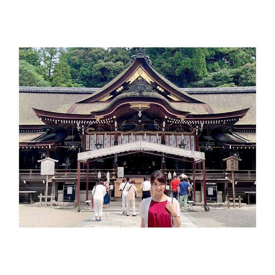 久保井朝美さんのインスタグラム写真 - (久保井朝美Instagram)「⛩ 講演会後に#大神神社 拝殿へ👩‍🏫 7年くらい前に 母娘2人旅で来た以来でした✨ ． 酒蔵に吊るされている#杉玉 は 大神神社に由来するそうです🍶 #酒ばやし #しるしの杉玉 御神体の#三輪山 美しかった😍 ． その後#近鉄電車 に乗って 家族4人で#橿原神宮 へ🚃 ． 初代天皇#神武天皇 と皇后を 祀っている神社です⛩ 神域がすごく広大‼️ ． 心洗われる週末でした☺️至福💗 #歴史好きな人と繋がりたい ． #久保井朝美 #講演会講師 #古事記好き #日本史好き #アニメ好き #歴女と繋がりたい #歴史巡り #御朱印巡り」8月26日 9時36分 - asami_k920