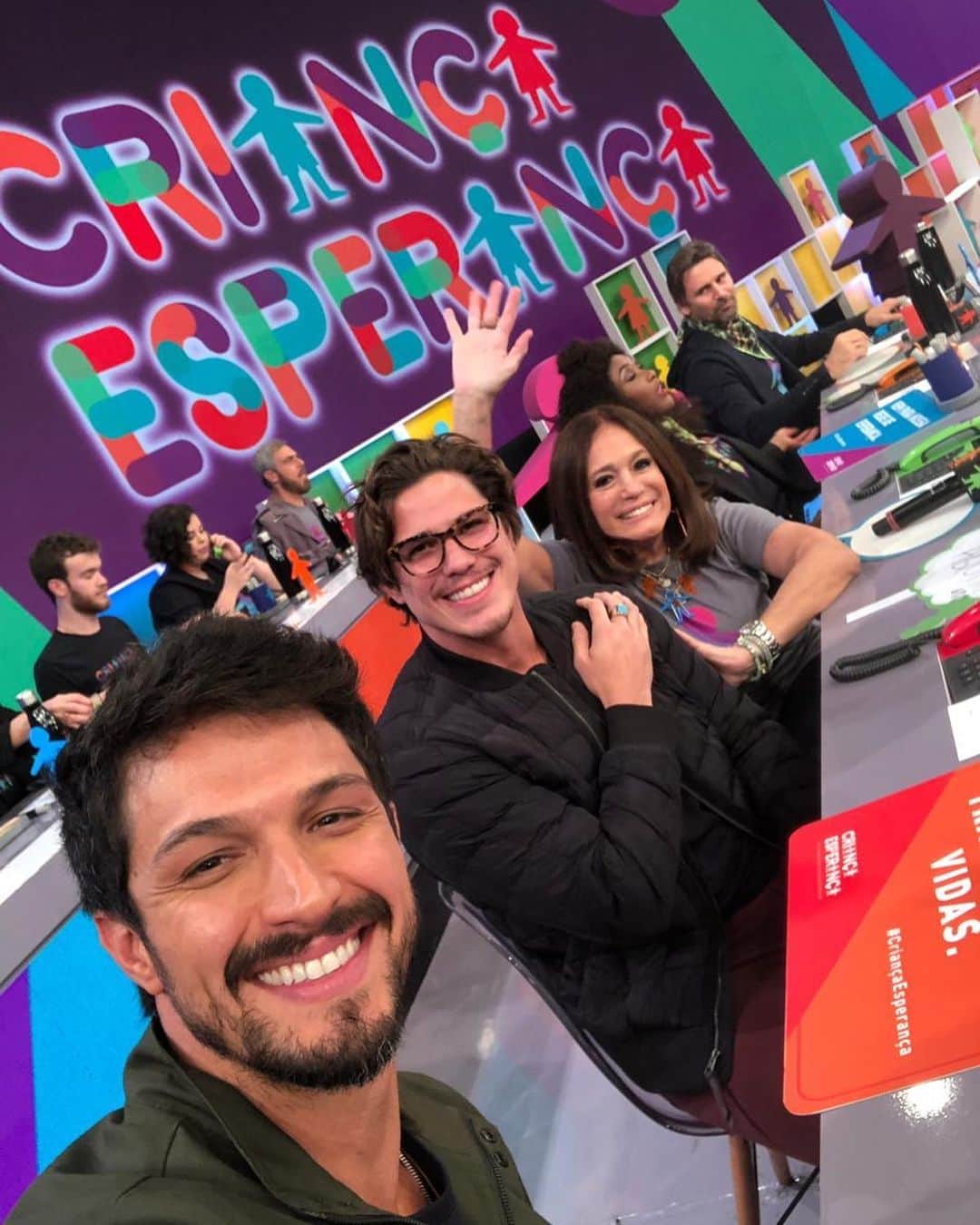 Susana Vieiraさんのインスタグラム写真 - (Susana VieiraInstagram)「Nosso mesão animado no encerramento do Criança Esperança 💜 #criancaesperanca2019 @crianca.esperanca / @redeglobo」8月26日 9時40分 - susanavieiraoficial