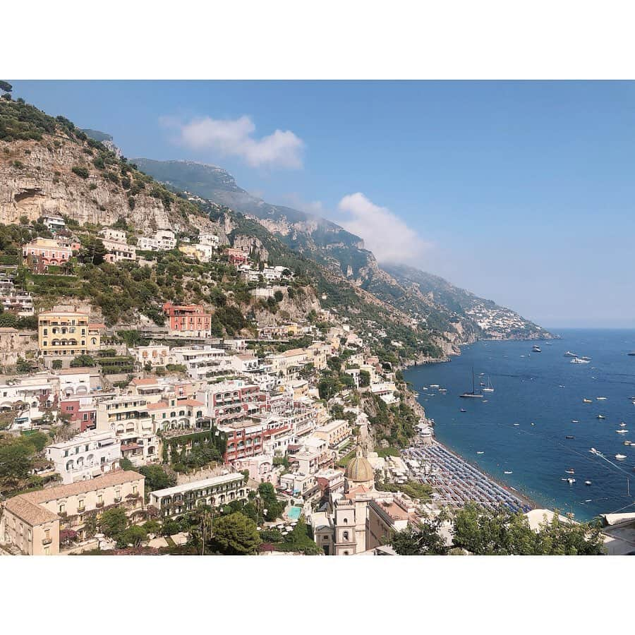 松岡李那さんのインスタグラム写真 - (松岡李那Instagram)「ずーーーっときてみたかった#positano 🇮🇹 私の地元広島と同じレモンが名産地の場所です。🍋🍋🍋🍋 着いた時から綺麗すぎて感激が止まらないよぉ☺️💛 ここは泊まったホテルの近くにあるおススメのランチスポット！ 美味しすぎて感激🥺 部屋からの景色🧚‍♀️🧚‍♀️🧚‍♀️🧚‍♀️ * * 今日からたくさん溜まりに溜まってる#イタリア旅行 の写真アップしていきます❤️ #italy #lemon #travelwithlinah #trip #夏休み」8月26日 9時42分 - linahxoxo