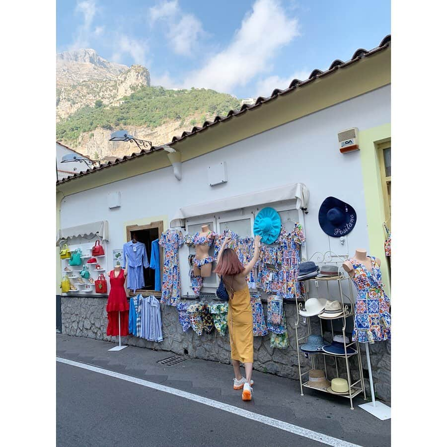 松岡李那さんのインスタグラム写真 - (松岡李那Instagram)「ずーーーっときてみたかった#positano 🇮🇹 私の地元広島と同じレモンが名産地の場所です。🍋🍋🍋🍋 着いた時から綺麗すぎて感激が止まらないよぉ☺️💛 ここは泊まったホテルの近くにあるおススメのランチスポット！ 美味しすぎて感激🥺 部屋からの景色🧚‍♀️🧚‍♀️🧚‍♀️🧚‍♀️ * * 今日からたくさん溜まりに溜まってる#イタリア旅行 の写真アップしていきます❤️ #italy #lemon #travelwithlinah #trip #夏休み」8月26日 9時42分 - linahxoxo