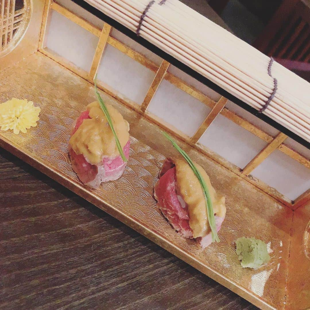 ERICAさんのインスタグラム写真 - (ERICAInstagram)「ゆうちゃんと浅草の忍者屋敷🏮に行ってきましたよ〜(๑>◡<๑)🥂 観て美味しい✨食べても美味しい✨✨演出で楽しかった〜(*´꒳`*) ▶️スワイプしてみてね▶️ 1️⃣入り口🏮 2️⃣色合いが変わるカクテル🍸で乾杯🥂 3️⃣お刺身が玉手箱で出てきた！ 4️⃣ソフトドリンクもお花が💐あしらわれていて綺麗 5️⃣見た目だけでなく、美味しい(*´꒳`*)🍴 6️⃣途中、忍者がバルーンアート🎈までしてくれます！ゆうちゃんにはお花💐 7️⃣私には、クマさん🧸を頂きましたよ〜  驚く+楽しい演出が盛りだくさんだったので、後日ストーリーズもupします٩(๑❛ᴗ❛๑)۶ ゆうちゃんありがとう〜♡ #happy #photooftheday #instalike #instadaily #smile #webstagram #美容 #regram #gingergolfteam #ゴルフ女子 #love #gingergolfteam1期生 #コスメコンシェルジュ #friends #ご飯 #yummy #summer #cheers #asakusatokyo #asakusa #ninjyatemple #忍者 #笑顔」8月26日 9時52分 - erica_lillian1983