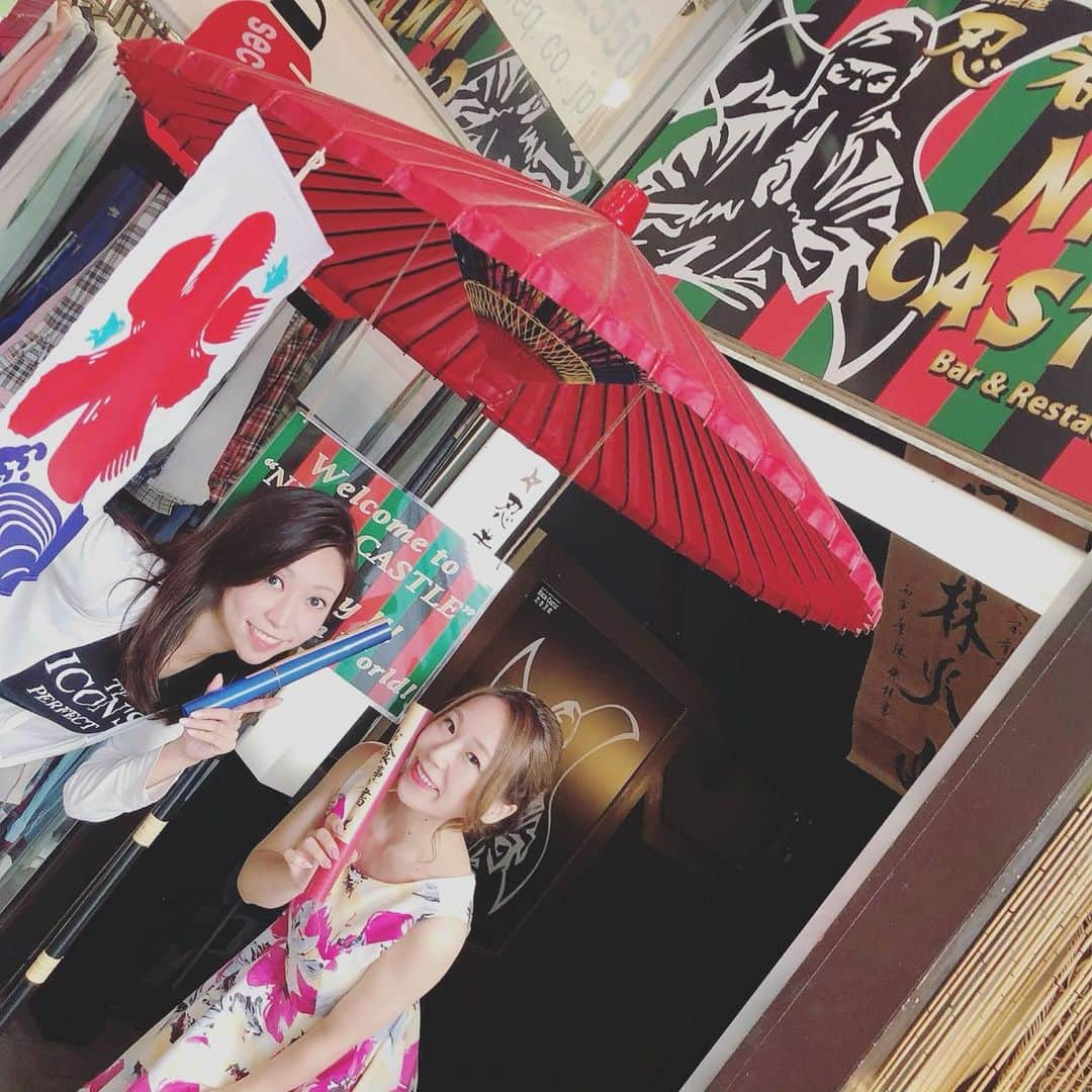 ERICAのインスタグラム：「ゆうちゃんと浅草の忍者屋敷🏮に行ってきましたよ〜(๑>◡<๑)🥂 観て美味しい✨食べても美味しい✨✨演出で楽しかった〜(*´꒳`*) ▶️スワイプしてみてね▶️ 1️⃣入り口🏮 2️⃣色合いが変わるカクテル🍸で乾杯🥂 3️⃣お刺身が玉手箱で出てきた！ 4️⃣ソフトドリンクもお花が💐あしらわれていて綺麗 5️⃣見た目だけでなく、美味しい(*´꒳`*)🍴 6️⃣途中、忍者がバルーンアート🎈までしてくれます！ゆうちゃんにはお花💐 7️⃣私には、クマさん🧸を頂きましたよ〜  驚く+楽しい演出が盛りだくさんだったので、後日ストーリーズもupします٩(๑❛ᴗ❛๑)۶ ゆうちゃんありがとう〜♡ #happy #photooftheday #instalike #instadaily #smile #webstagram #美容 #regram #gingergolfteam #ゴルフ女子 #love #gingergolfteam1期生 #コスメコンシェルジュ #friends #ご飯 #yummy #summer #cheers #asakusatokyo #asakusa #ninjyatemple #忍者 #笑顔」