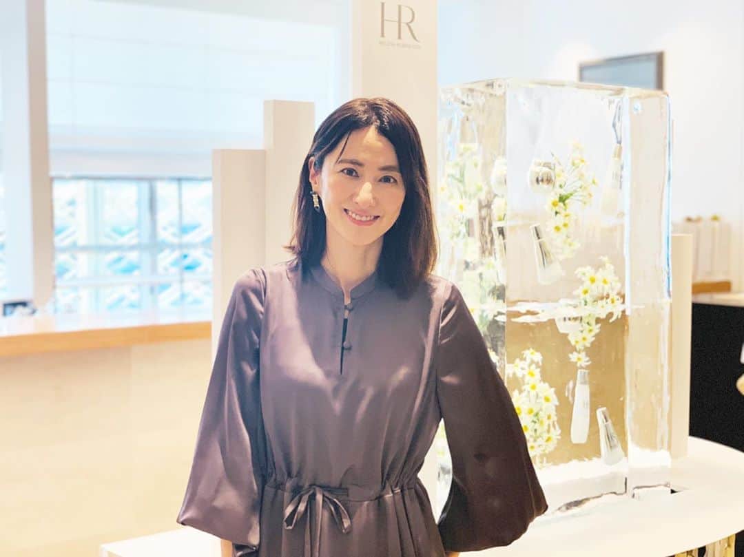 前田ゆかのインスタグラム：「ヘレナルビンスタインCELグロウシリーズからアイクリームの新作発表会へ✨  皮膚の薄い目元はデリケートで疲れが出やすいエリア、その複合的な目元の悩みにパーツケアは必須アイテム。 こっくりリッチなテクスチャーで心地よく浸透しピンクのピグメントが光を反射し瞬時に明るい印象に！  さらに熱伝導性のアイマッサージャーに冷水を注いでマッサージすると、冷んやり目元の浮腫みがすっきり！朝メーク前にいいかも。目元だけでなく肩やリンパにも気持ち良かったですよ。  最後に ヘレナ×サンパウスペシャルコラボメニューが✨✨ 色鮮やかお皿に気分があがりカラダの中から美しくなる想いの込められたお料理を 京子さんと一緒に堪能✨ あたらしいおいしさといろいろと発見の多い一日でした✨  プロディジーCELグロウアイ 8月30日発売  #HELENARUBINSTEIN #ヘレナルビンスタイン  #プロディジーCELグロウ #エーデルワイスの力 #アイクリーム #スキンケア #目元ケア #beautyseminar  #キタノホテル東京  #レストランサンパウ」