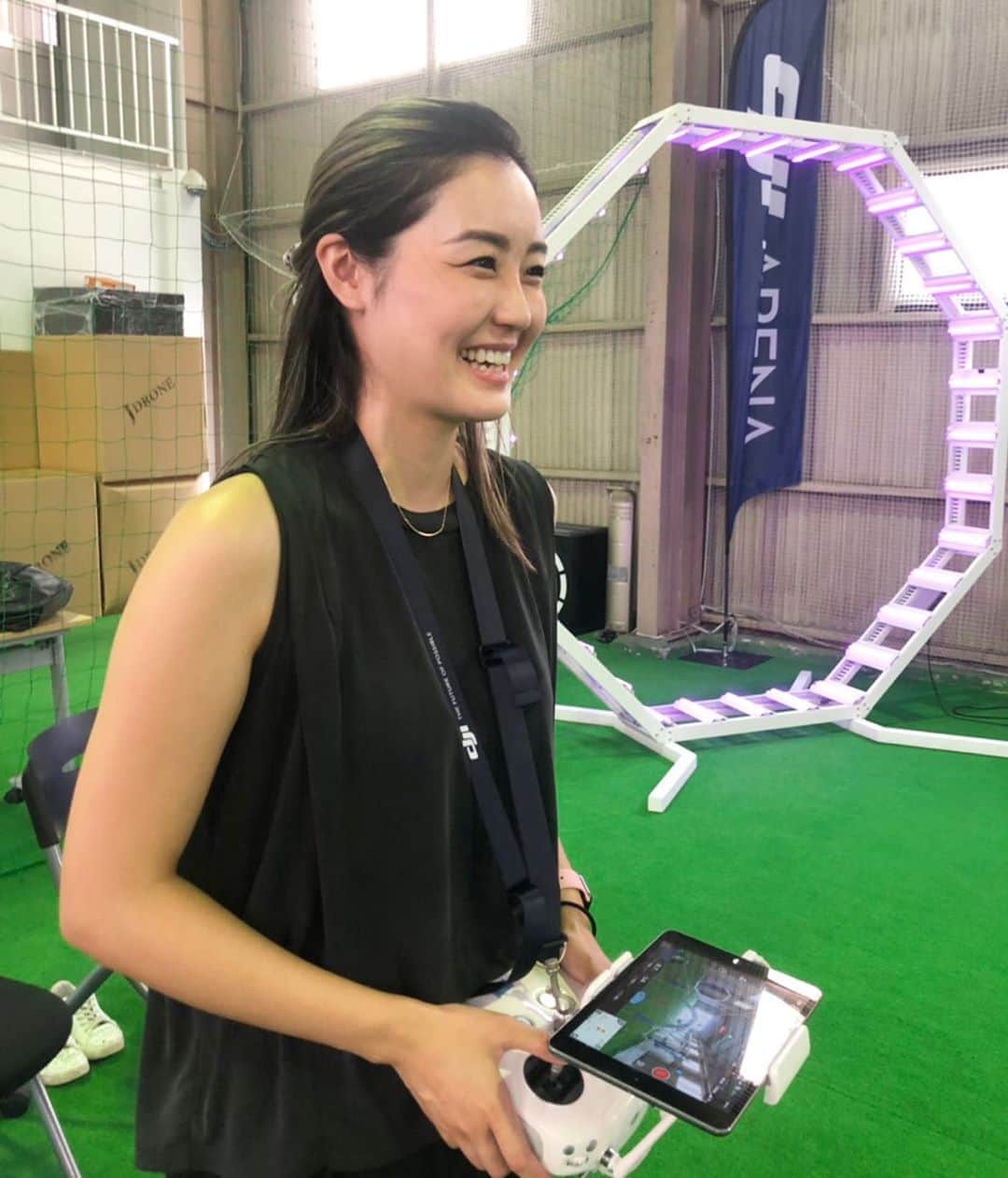 佐藤仁美のインスタグラム：「DRONE. It was fun to drive!  #人工芝最高 #くつ下 #ガジェット女子 #ドローンママ  #チームはちどり #女性専門ドローンスクール #drone #phantom4  #smile #funtodrive」