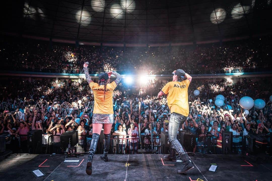 Ha-Ashさんのインスタグラム写真 - (Ha-AshInstagram)「La noche más divertida junto a @jesseyjoy ! 💃🏻💃🏼💃🏼🕺🏻💥 Guayaquil son lo MÁXIMO !! ♥️ Gracias por otro #soldout más !! 🇪🇨#Gira100AñosContigo #shure」8月26日 10時21分 - haashoficial