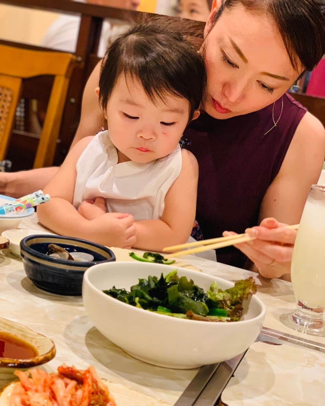 田中雅美さんのインスタグラム写真 - (田中雅美Instagram)「真剣にサラダを食べる。笑  野菜は比較的積極的に食べてくれるけど、いつも同じものばかりになっちゃって… でもでも、全体に少しずつ、ほんとに少しずつ食べられるようになってきました。  #焼肉屋さん #食べるのは #ご飯と野菜スープとサラダと豆腐 #ヘルシー #羅生門 #梅しそタンが最高に美味しい」8月26日 10時21分 - tanakamasami_official