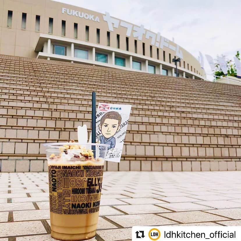 居酒屋えぐざいるPARKさんのインスタグラム写真 - (居酒屋えぐざいるPARKInstagram)「@ldhkitchen_official . 『出張居酒屋えぐざいる～RAISE THE FLAG KITCHEN～in FUKUOKA』開催中🎉‼️ . RAISE THE FLAG さぁ、掲げよう。 . 三代目 J SOUL BROTHERSの2年ぶりとなるドームツアー🔥‼️ 三代目 J SOUL BROTHERS LIVE TOUR 2019“RAISE THE FLAG”福岡公演にて、出張居酒屋えぐざいるとして、FOODコーナー・OKASHIコーナー・ENNICHIコーナーを展開中🎊🎊 . 【FOODコーナーからのご紹介🙋‍♂️】 本日は、、、 ☕️《岩田 剛典》俺オーレ☕️ ブレンディスティックとのコラボメニュー🥳 フルーツグラノーラやポイップ🌈 チョコソースとトッピングが豊富だから お腹もしっかり満たされる一杯です🥰✨ . ぜひ、お召し上がりください☺️ . 出張居酒屋えぐざいるでパワー補給💪をして、みんなで“RAISE THE FLAG”で最高に盛り上がりましょう😆✨ . 【FOODメニュー】 ☆FOOD 《NAOTO》NAOTOさ～んのパニーニ 800円 《山下 健二郎》Fresh Fish Burger 800円 《ELLY》食べるっしょ！RAISE THE ホットドッグ 800円 . ☆DRINK 《岩田 剛典》俺オーレ 700円 《小林 直己》RAISE THE FLAG スカッシュ700円 《今市 隆二》Lager 800円 ※未成年者の飲酒は法律で禁止されています。又、未成年者に対しては酒類を販売致しません。購入の際は顔写真付きの身分証の提示をお願い致します。 《今市 隆二》Jr.Lager 800円 ※こちらの商品はノンアルコールとなっております。 . ☆SWEETS 《登坂 広臣》RAISE THE ICE 800円 . 【OKASHIメニュー】 ★RAISE THE FLAG SET 5000円 ・選べるメンバーセット(SET限定トート用ストラップ、SET限定ネックストラップ) ・出張居酒屋えぐざいるWATER ・J.S.B.CHIPS ・RAISE THE FLAG ランチバッグ ★J.S.B.ⅢBOX(チョコサンドクッキー/バナナ味) 2500円 ★RAISE THE FLAG 楽しんで来ました★(地域限定) 1500円 ★J.S.B.ⅢTablet(全42種) 1000円 ★J.S.B.CHIPS(コンソメ味) 500円 ★出張居酒屋えぐざいるWATER 500円 ～J.S.B.Ⅲネックストラップ付～(全28種) . 【ENNICHIコーナー】 ★J.S.B.Ⅲボール ★J.S.B.Ⅲくじ ★J.S.B.Ⅲハンマー ★J.S.B.Ⅲスロー . 【営業日時】 8/25(日)　 FOODコーナー・OKASHIコーナー・ENNICHIコーナー 販売時間：10：00～17：00(終演後1時間程度) . 8/26(月)　 FOODコーナー・OKASHIコーナー・ENNICHIコーナー 販売時間：10：00～19:00(終演後1時間程度) . 【場所】 福岡 ヤフオク！ドーム 場外特設ブース . 【 注意事項 】 ●商品には数に限りがございますので、無くなる場合がございます。 ●食品は、手洗いを充分にしてからお早めにお召し上がり下さい。 ●アルコール飲料をご購入の方は、FOODコーナーにて顔写真付き身分証明書のご提示をお願い致します。 [パスポート、運転免許証、住民基本台帳カード・個人番号カード(マイナンバーカード)・外国人登録証・障碍者手帳・在留カード(全て要顔写真付き)] ※コピー不可 顔写真付き身分証明書をお忘れになった場合は、アルコール飲料のご購入はできませんので、あらかじめご了承ください。 ●荒天等の場合、営業を中断、中止する場合がございます。 ●営業時間は、混雑状況や天候等により、予告無く変更する場合がございます。 ●基本、屋外となります。気温の変化が激しい季節となりますので、体調にはくれぐれもお気をつけいただき、お越し下さいませ。 . ※上記の注意事項、予めご了承ください。 ※その他会場は未定となっております。 . . #三代目JSOULBROTHERS #RAISETHEFLAG #RTF #EXILETRIBE #出張居酒屋えぐざいる #LDHkitchen #福岡 #FUKUOKA #福岡ヤフオクドーム #ドーム #わくわくが止まらない #俺オーレ」8月26日 10時21分 - izakaya_exile