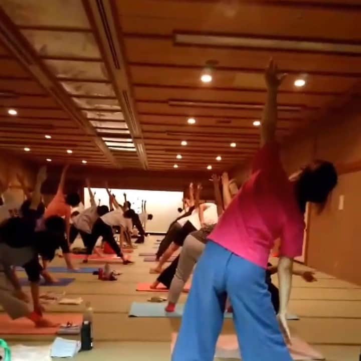 y1735kのインスタグラム：「8月25日『いなみ国際木彫刻キャンプ』 ・ 富山県南砺市井波町にて イベントレッスンの様子です。少し画質が悪いのですが、動画postしますね📹 ・ 本日50名様の方々が 参加頂きました👏 ・ 参加頂きました皆様 本当にありがとうございました！ 改めて素敵な場所でレッスンさせて頂けたことに感謝と感激。胸いっぱいで東京戻ります✈️ ・ #富山県 #南砺市 #井波町 #ヨガ #地方ヨガ」