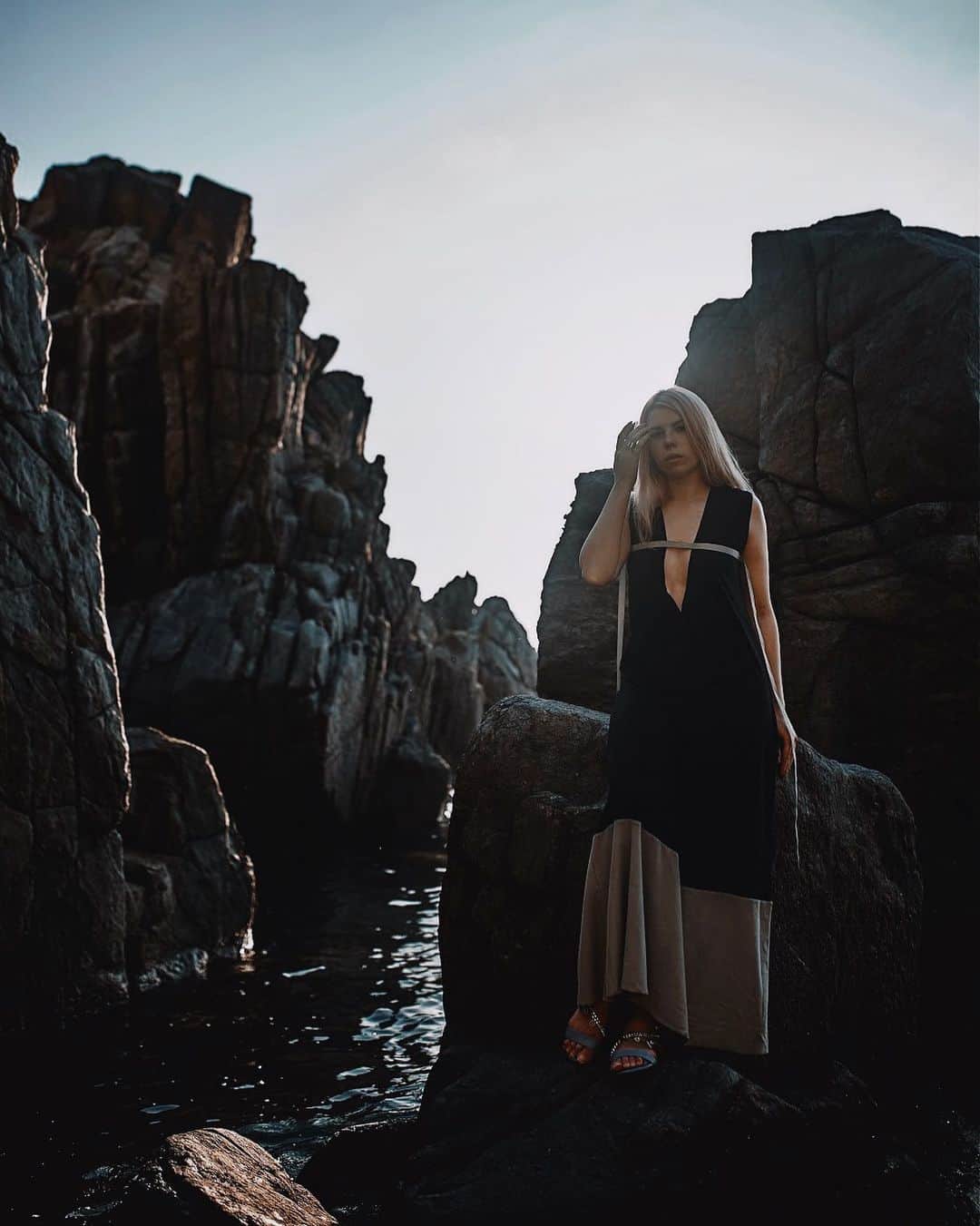 ALINA AKULAのインスタグラム：「Nha Trang - самое популярное место для ... свадебных фотосессии! Я бы не поверила, если бы своими глазами не увидела, как невеста в пышных нарядах и при полном параде,  с женихом и всей съёмочной группой скачут по отвесным скалам... 🐐🐐🐐 . #sunrise #alina__akula #фотовьетнам #traveling #instagood #iclandscapes #восход #mountains #beautiful #beautifulday #instatag #weather #sun #happyday #солнце #море  #природа #небонутые #lookoftheday」