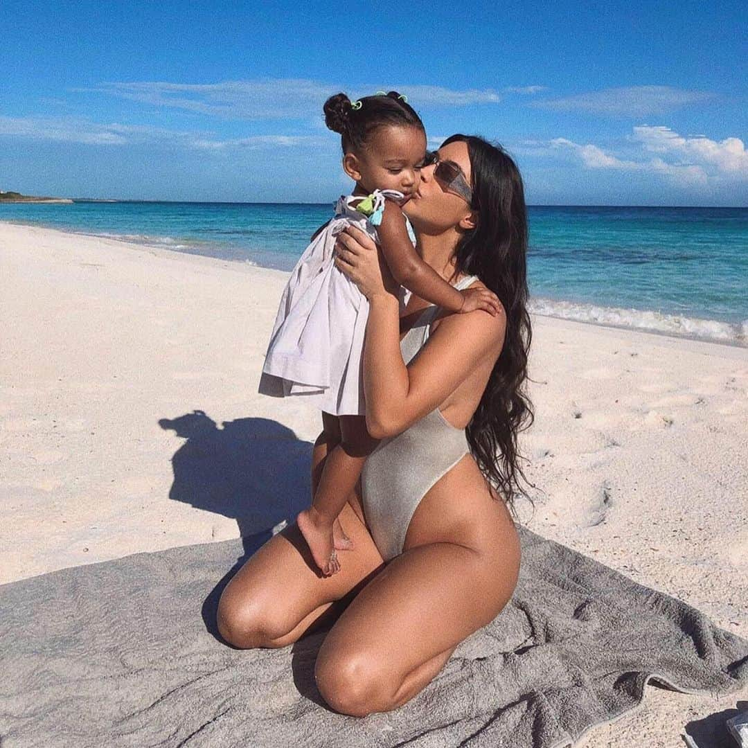 Despierta Americaさんのインスタグラム写真 - (Despierta AmericaInstagram)「@kimkardashian compartió estas tiernas fotos junto a su pequeña Chicago. 😇 📸: @kimkardashian」8月26日 1時56分 - despiertamerica