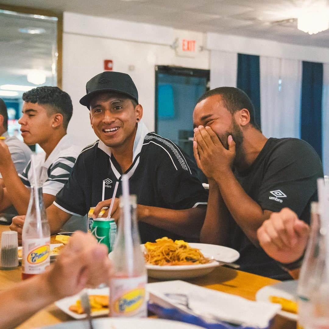 UMBROさんのインスタグラム写真 - (UMBROInstagram)「Futsal goes beyond the courts. @nyecuadorfc . . #umbro #umbrofutsal #futsal」8月26日 1時49分 - umbro