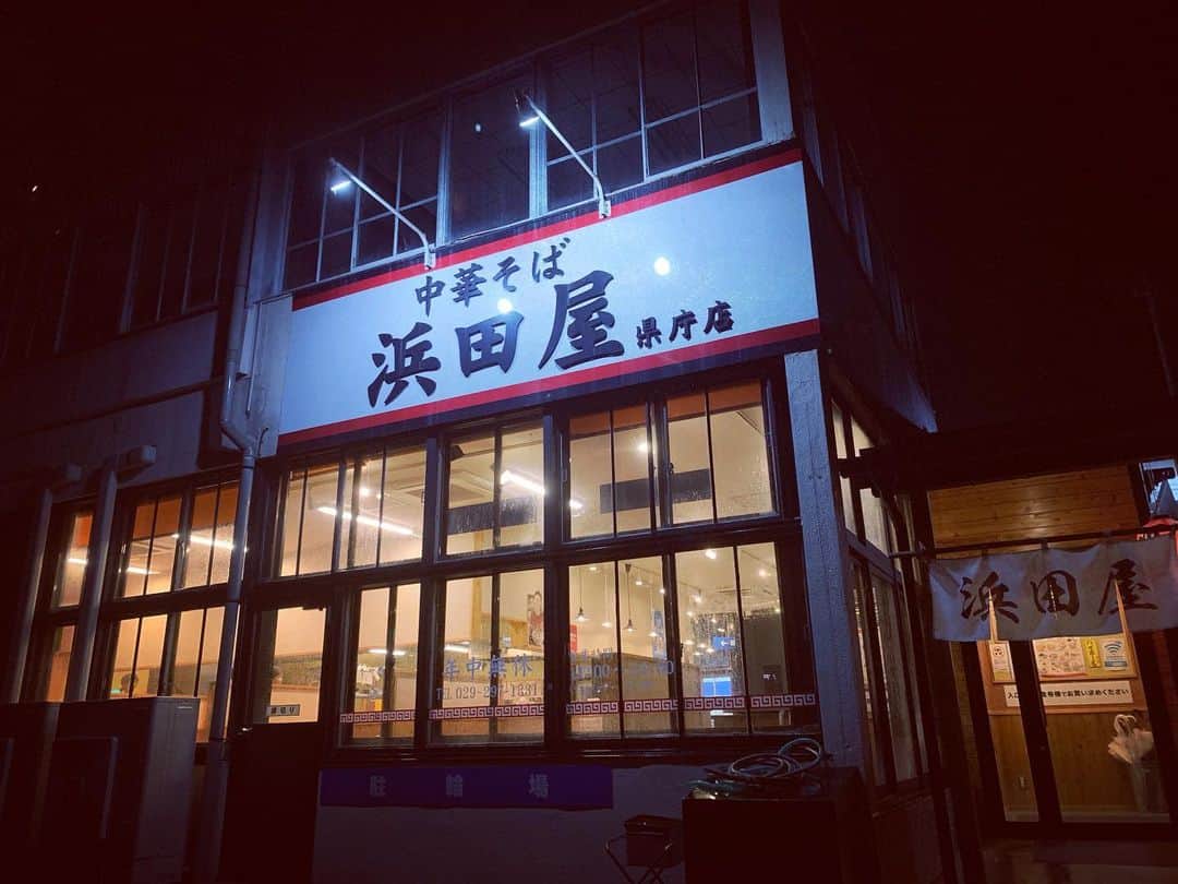 佐久間一行さんのインスタグラム写真 - (佐久間一行Instagram)「中華そば浜田屋のラーメンが楽しみで、夜ご飯をがまんして、辿りつきました〜！ オスペンギンと。  ここ、オスペンギンに教えてもらってからすごく好きなのです！  茨城県にしかないっぽいですのぅ。茨城の人に合う味なのかのぅ。とにかく美味しい〜！ #中華そば #浜田屋 #ラーメン #佐久間一行 #オスペンギン #茨城 #茨城県 #水戸 #水戸市」8月26日 1時49分 - sakuzari