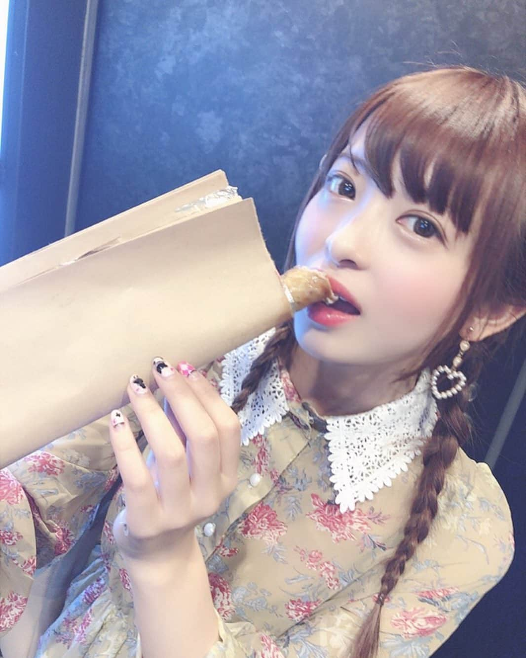 桜もこさんのインスタグラム写真 - (桜もこInstagram)「たくさん食べたよ❣️ ちなみに長いウインナーGED💓 ☆  せっかくのまいみぃとデートだったので 編み込みおさげしたよ❤️ @ikigamiyuki さんいつも可愛くアレンジありがとうございます😭🌸 今日もhappyだったな🎀  #でかい #おっきい #人気 #長い #happy #麻布十番祭り #ヘア #ヘアアレンジ #編み込みおさげ」8月26日 1時51分 - mokochan319