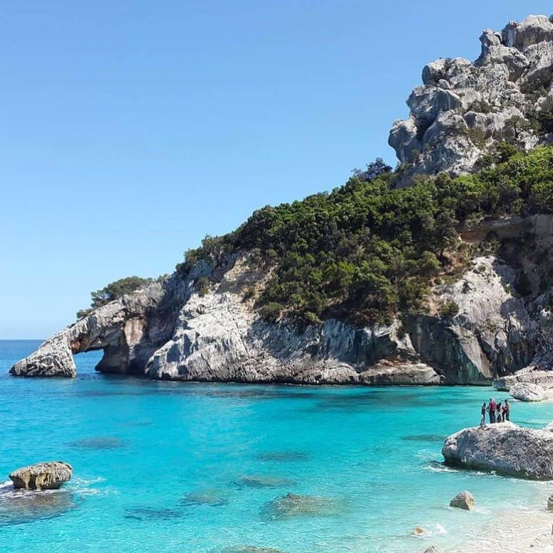 CNNさんのインスタグラム写真 - (CNNInstagram)「A French couple is facing up to six years in jail for taking sand from an Italian beach where they had been on vacation. The Italian island’s white sand is protected, and tourists face fines and even jail time for removing it. The couple said they didn’t realize they were committing a crime. Officers seized 14 plastic bottles containing around 88 pounds of white sand. (📸: Commons/Pixabay andGuardia di Finanza)」8月26日 2時05分 - cnn