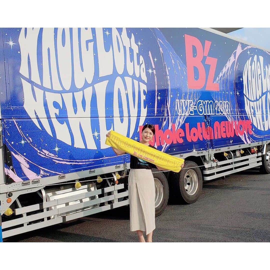 福咲れんのインスタグラム：「人生初のB'z@高崎アリーナ。  Tシャツも着て、準備バッチリ👌 めちゃめちゃ楽しかった〜( ⍢ ) 稲葉さんのそっくりさんに遭遇。笑  #B’z #高崎アリーナ #稲葉浩志 #松本孝弘 #そっくりさん #livegym2019」