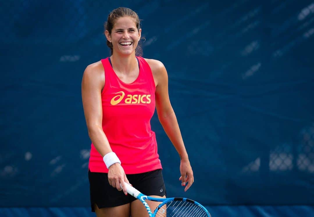 ユリア・ゲルゲスさんのインスタグラム写真 - (ユリア・ゲルゲスInstagram)「All smiles for the last slam of the year to start tomorrow 🤩🍎😄 @babolat #PureDrive #teamjule #usopen」8月26日 2時02分 - julia.goerges