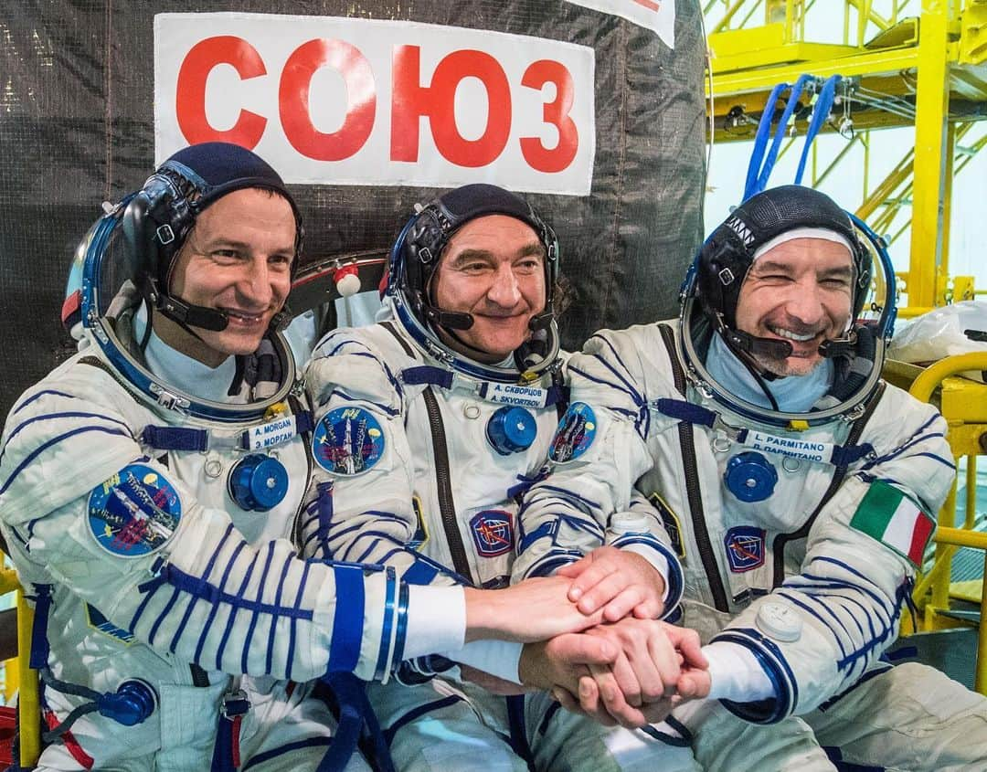 国際宇宙ステーションさんのインスタグラム写真 - (国際宇宙ステーションInstagram)「Expedition 60 crewmates (from left) Andrew Morgan, Alexander Skvortsov and Luca Parmitano will take a quick ride tonight and move their Soyuz MS-13 spacecraft to another docking port. NASA TV (link in bio) begins its live coverage at 11 p.m. EDT.  Undocking: 11:34 p.m. Docking: 11:59 p.m.  #nasa #roscosmos #esa #unitedstates #russia #europe #soyuz #international #space #station」8月26日 2時22分 - iss