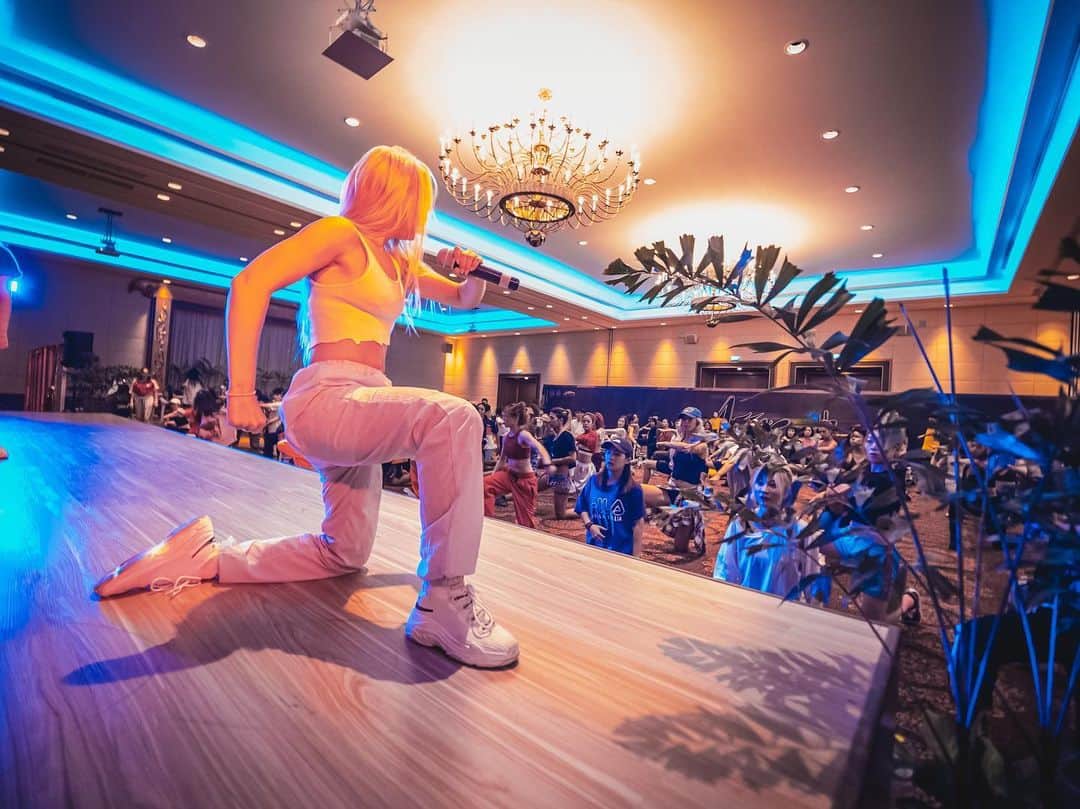 Nika Kljunのインスタグラム：「Thailand @asia_camp 🐠 What a trip! Grateful for every single one of you... 🙏🏼🙏🏼 . Thank you @dimoonzhang for having me! Yeeees, it finally worked out haha 😆💪🏼 Appreciate your patience... 🙏🏼🙈 Thank you dancers for your loving and humbling energy - you guys always inspire me and I couldn’t be happier to dance with you all! 💃🏼 . Was so much fun catching up with my friends @brianfriedman @dannypbrown @kylehanagami @madisoncubbage @haleyfitzgerald @haleymessick @sienna.lalau @zaccmilne @ayhollywood as well. We need to fly all the way out here to see each other? Haha, naaah, we have to fix that!! Love u all bunch 💋❤️🥰 . Till next time, Phuket! @alexonefilm 📸 #asiacamp #thailandtravel #loveunited #nikakljun #choreographer #worldtraveler #ilovemyjob #stayingthankful」