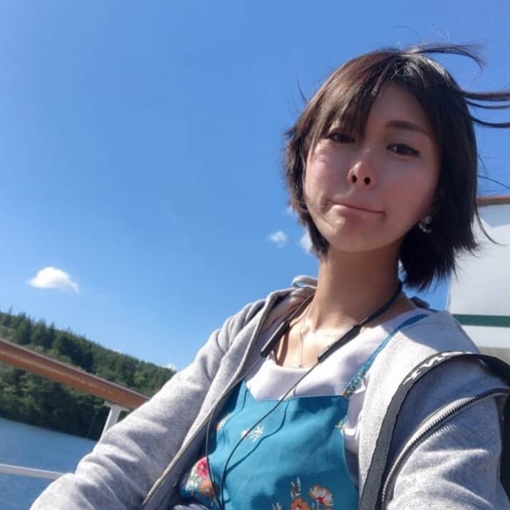 叶恵まそらのインスタグラム：「思ってたより高速の船で風つよい🛶1年分の日差し浴びて光合成」