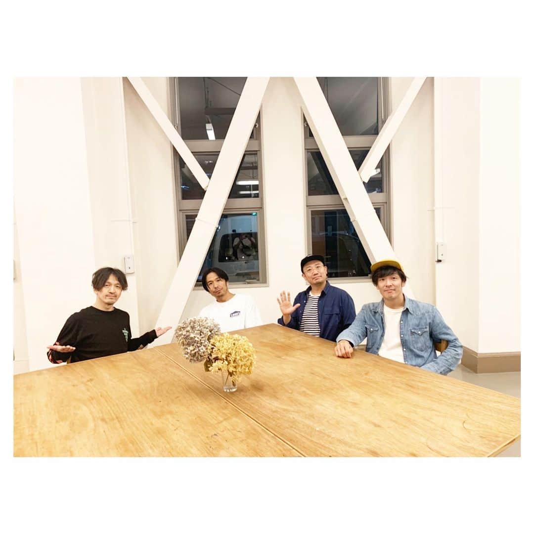 のインスタグラム：「今年のPLAYTHINGS TOUR 神戸、浜松と2ヶ所、 参加できてとっても嬉しかったし楽しかったし、 ガミさん、モッさん、ライさんの3人の素晴らしさを再認識してしまったし、 オレはもっともっと頑張らなきゃって思ったよ。。。 来年も参加できるよう、ここからまた日々精進していくんだ。 そして遊びに来てくれた方々、 本当にありがとうございました🙏🏻✨ #playthingstour2019」