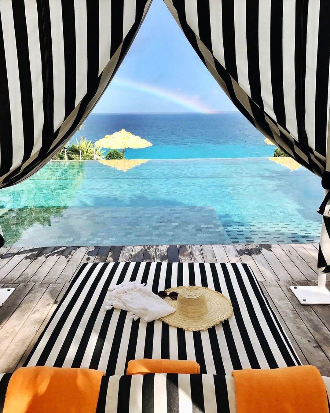BEAUTIFUL HOTELSさんのインスタグラム写真 - (BEAUTIFUL HOTELSInstagram)「A look into paradise 😎Do you spot the 🌈? There is so much to explore on the island, from diving with sunken ships to snorkeling through coral reefs. If you would rather relax, grab a drink by the infinity pool. (📷: @thesimplesol 📍: Malliouhana, Anguilla)」8月26日 2時25分 - beautifulhotels