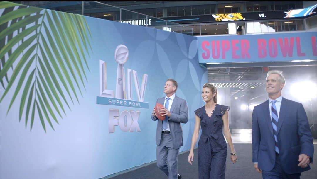 エリン・アンドリューズのインスタグラム：「☀️🌴🏈📷 @route30films @jsantos1111 @nflonfox #SuperBowlshoot」