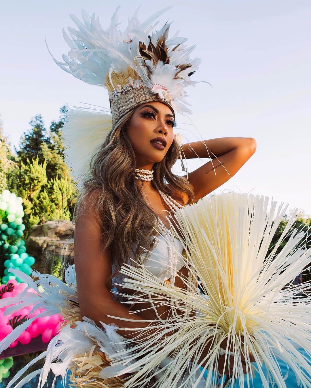 リアン Vのインスタグラム：「Decided to throw a Hawaiian Birthday Luau this year! 🌺 Growing up, I used to take summer trips to Hawaii with my family, so it’s become one of my favorite places to visit. The dancers, the music, the culture... it's all so beautiful to me. So I wanted to bring Hawaiian/Tahitian vibes to LA to celebrate another year! Thank you all for the birthday wishes! 🎂 That day was definitely unforgettable 🥰 📸: @alanszargoza」