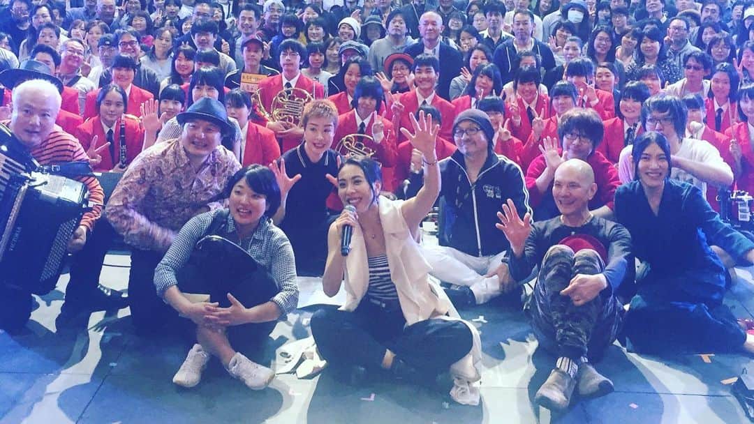 LOVEのインスタグラム：「#今日ここライブ まで1ヶ月を切り、準備もやっとまとまってきたり、まだまだだったり！今週は一回ラストじゃないスパートをかける！  改めて、2012年より歴代出演してくれたアーティストのみなさん、それぞれの年に足を運んでくれた観客の方々、ほんとにありがとう。 一年一年、楽しかったなあ。ありがたかったなあ。祈ったなあ。  毎年、今年のわたしがショボかったら去年までの何かを裏切りそうで、預かった「おめでとう」達が増えて増えてしょうがないから、歴代の分も、去年からのそうまの人たちの顔も、ますます大事なものが増えて、ジワるんですよ。リアルに目尻が、ですけど。  最初は文房具、入学式に贈ってただけなのにね！  今年も続々と、ミュージシャンやワークショップ各位からお気持ちが集まってきた。現地そうまのフードやマーケット参加者や、運営のピープル(スタッフと呼ぶ気がしない、有志たちだから)からも。  大成功、最後みんなで今年も笑い泣きと、嬉しいカンパイを目指して！何より全ての子どもたちの成長を祝って！  今日ここバスツアーは9/7までの受付！東京駅発、仙台駅発の送迎&おもてなし、楽しみに参加してくださいね！  9/21(土)スポーツアリーナそうま 「LOVEの'今日ここライブ'を相馬のみんなと開催するという事」  kyokokolive.com」