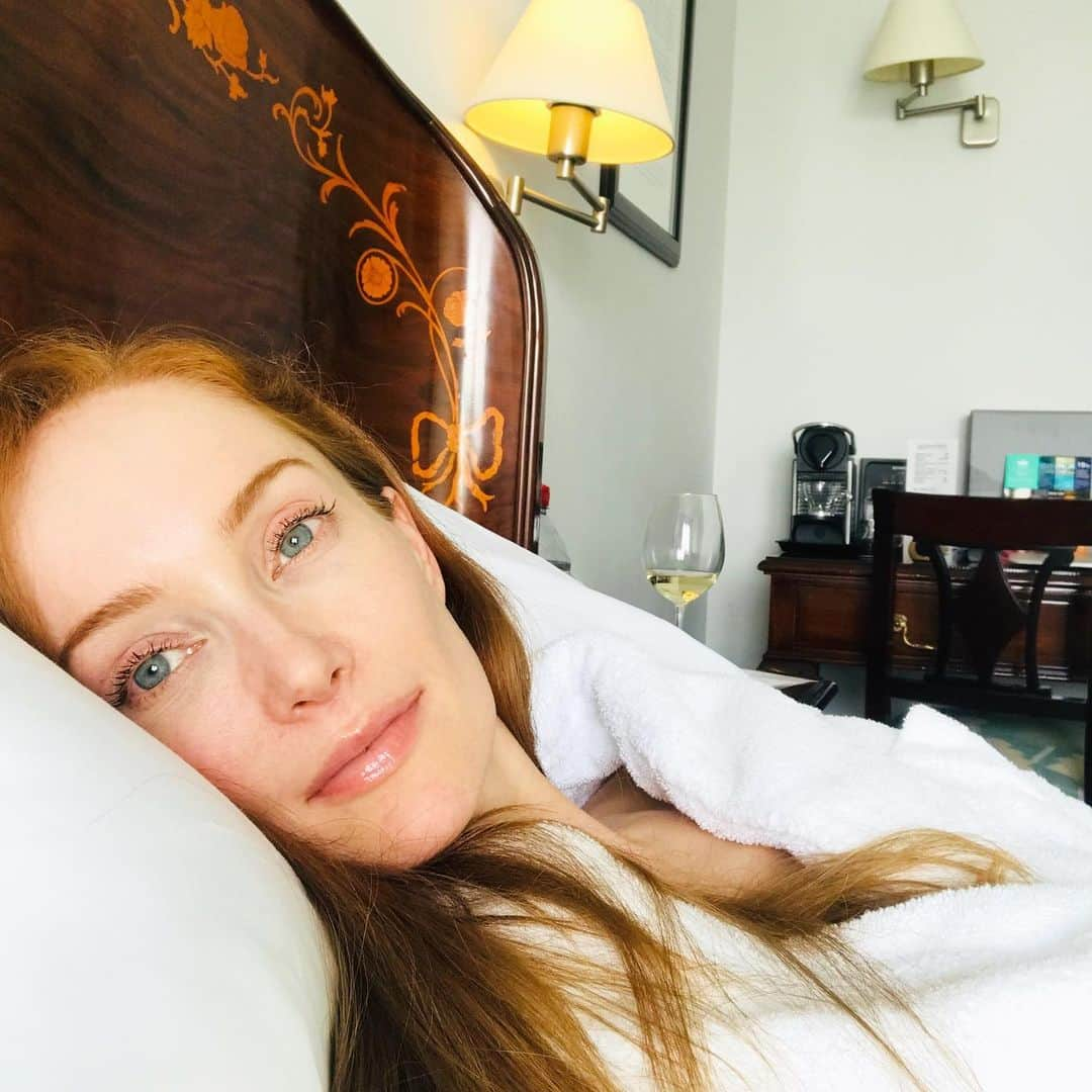 ロッテ・ヴァービークさんのインスタグラム写真 - (ロッテ・ヴァービークInstagram)「I spent the day in bed... very happy I did so... #pms is no fun but it is such a good time to reflect, introspect and rest.. 😌 #woman」8月26日 2時45分 - lotteverbeek