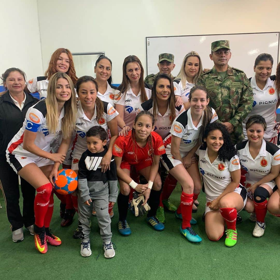 CRISSHURTADOさんのインスタグラム写真 - (CRISSHURTADOInstagram)「Hoy un hermoso día de fútbol con @artistasfutbolclub y el Ejército Nacional conmemorando el bicentenario y la labor de nuestros héroes!」8月26日 2時51分 - crisshurtado