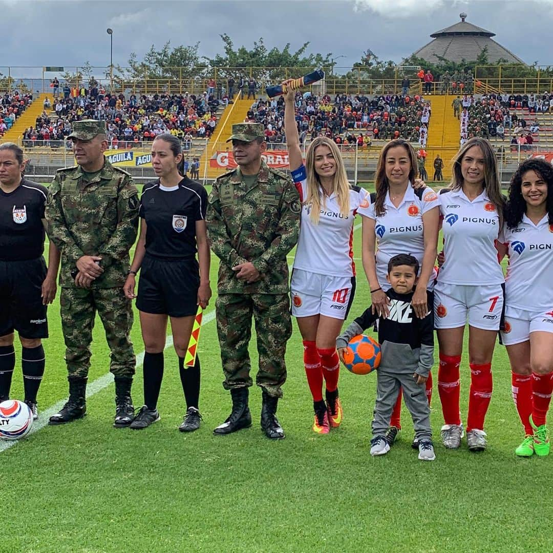 CRISSHURTADOさんのインスタグラム写真 - (CRISSHURTADOInstagram)「Hoy un hermoso día de fútbol con @artistasfutbolclub y el Ejército Nacional conmemorando el bicentenario y la labor de nuestros héroes!」8月26日 2時51分 - crisshurtado