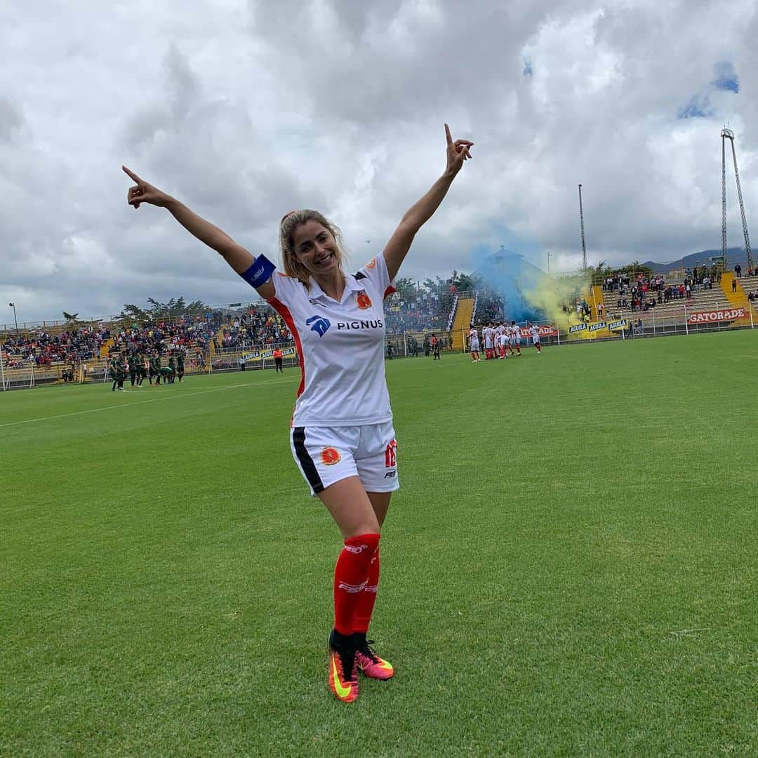 CRISSHURTADOさんのインスタグラム写真 - (CRISSHURTADOInstagram)「Hoy un hermoso día de fútbol con @artistasfutbolclub y el Ejército Nacional conmemorando el bicentenario y la labor de nuestros héroes!」8月26日 2時51分 - crisshurtado