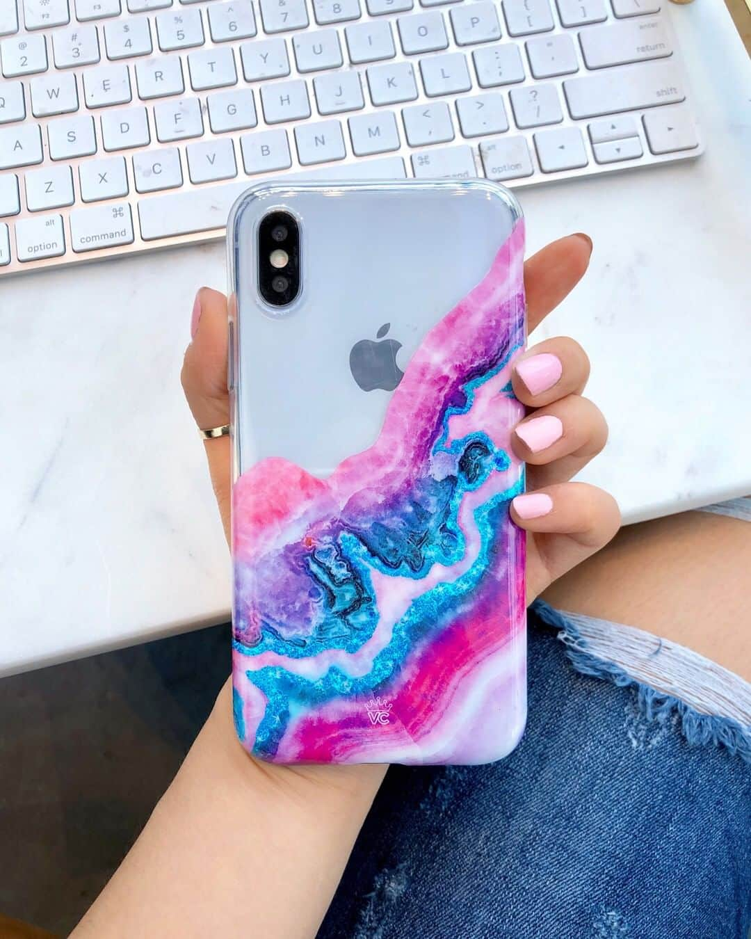 VELVETCAVIARさんのインスタグラム写真 - (VELVETCAVIARInstagram)「You asked... we listened. 💜 This case was inspired by your favorite colors, your request for more glitter cases, and a unique and creative spin on another clear case. ⠀⠀⠀⠀⠀⠀⠀⠀⠀ GLITTER GEODE CASE ✨ Available for iPhone and Samsung. Get yours @velvetcaviar.  #velvetcaviar #crystals #glitter」8月26日 3時00分 - velvetcaviar