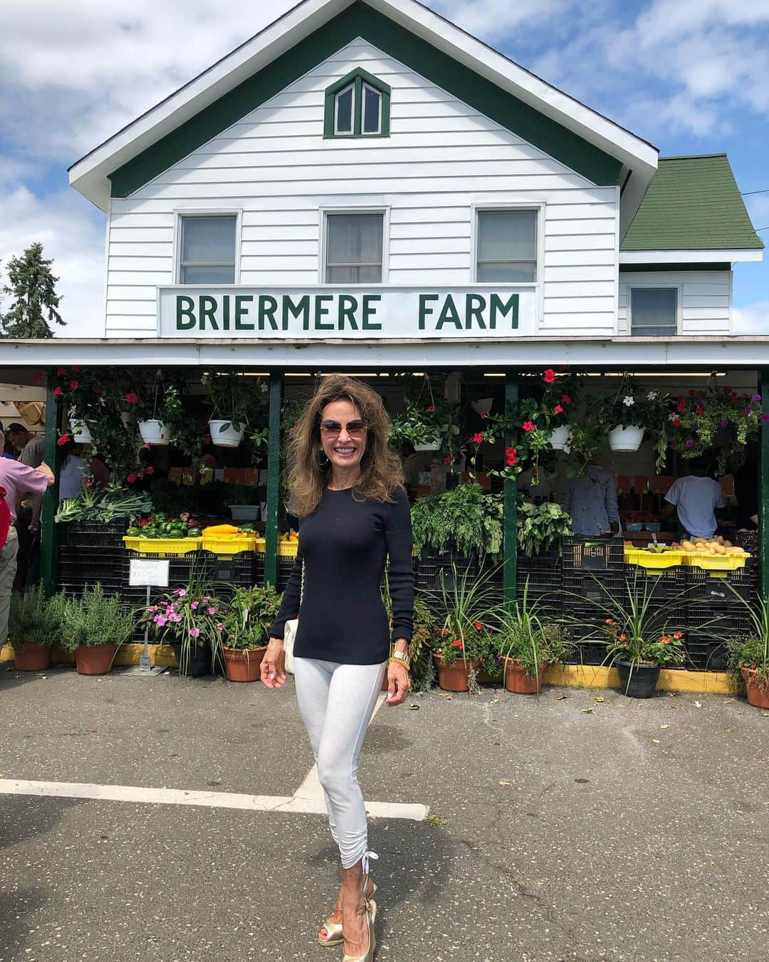 スーザン・ルッチさんのインスタグラム写真 - (スーザン・ルッチInstagram)「Yay!  Finally made it to Briermere Farm this summer!  Best pies on the planet!!! #peachcherry #chocholatecream #andonandonandon🥰🥰🥰」8月26日 3時02分 - therealsusanlucci