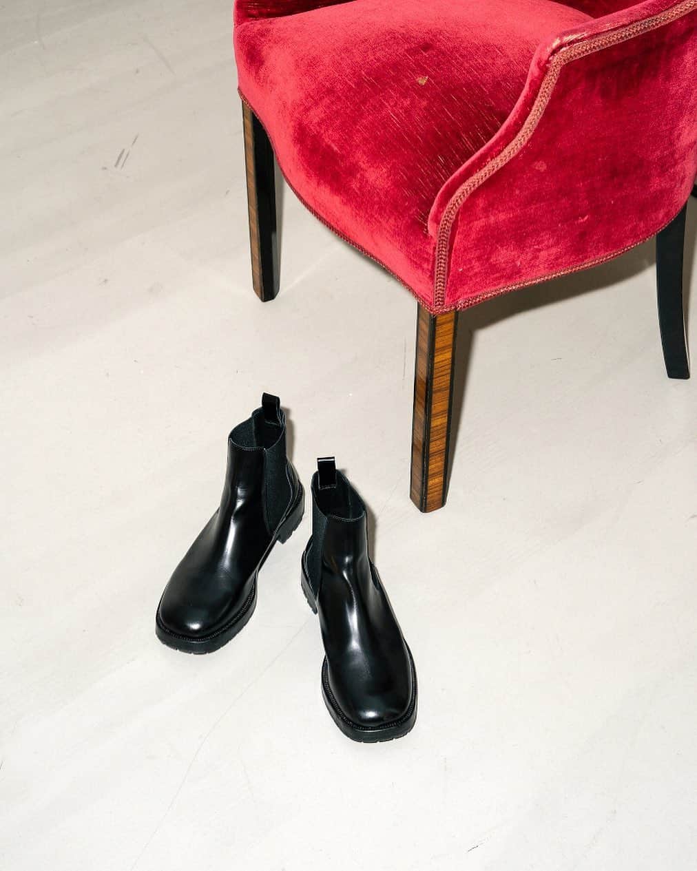 タイガーオブスウェーデンさんのインスタグラム写真 - (タイガーオブスウェーデンInstagram)「Our new chunky Chelsea boot Balans in shiny polido leather. Shot in front of a 1920s Swedish Grace armchair from @jacksons_design during lookbook production. #tigerofsweden #fw19 #swedishgrace #balans #boots」8月26日 3時04分 - tigerofsweden
