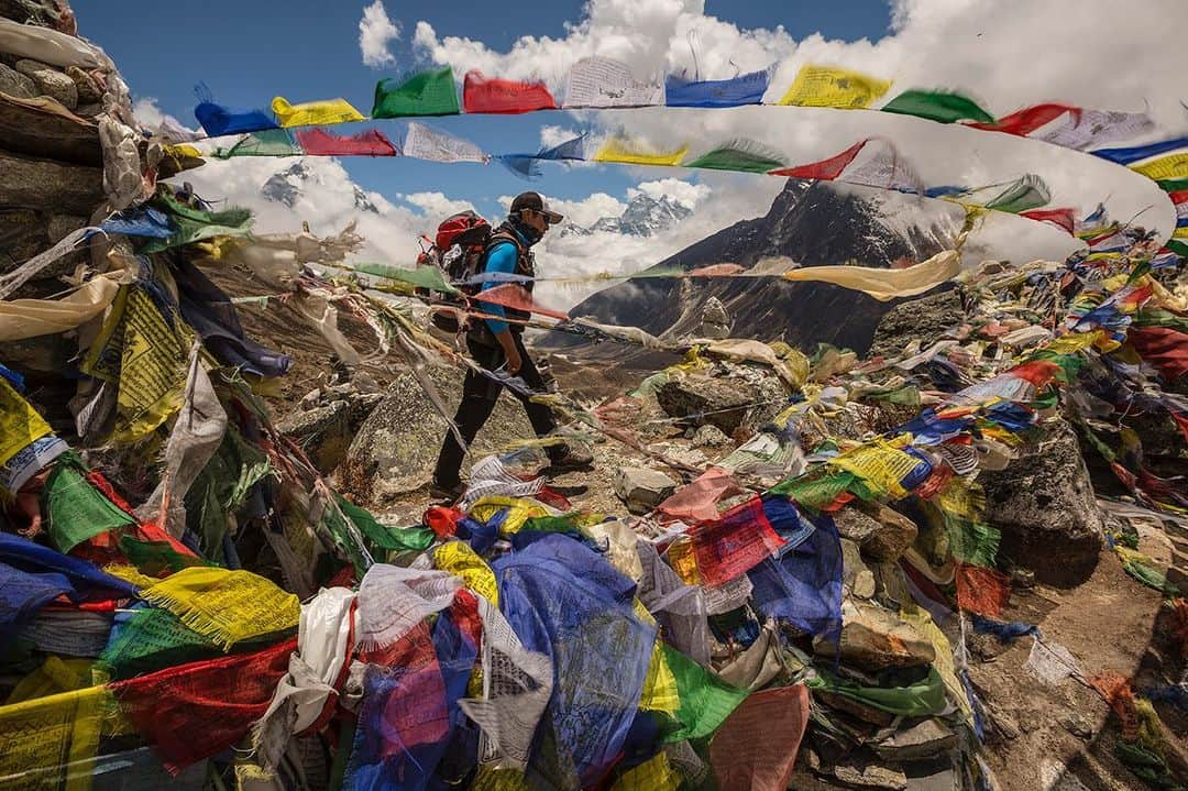 National Geographic Creativeさんのインスタグラム写真 - (National Geographic CreativeInstagram)「Photo by @argonautphoto | A Sherpa walks through monuments for sherpas who passed away while mountaineering near Thokla Pass, Nepal. #Mountaineering #Nepal #Everest」8月26日 3時32分 - natgeointhefield