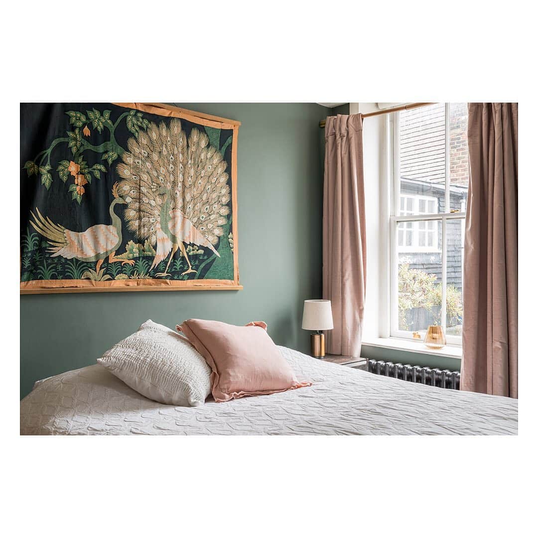 The Modern Houseさんのインスタグラム写真 - (The Modern HouseInstagram)「City Sanctuary: a beautifully-decorated apartment in Highgate. Link in our bio to see the sales particulars.」8月26日 3時38分 - themodernhouse