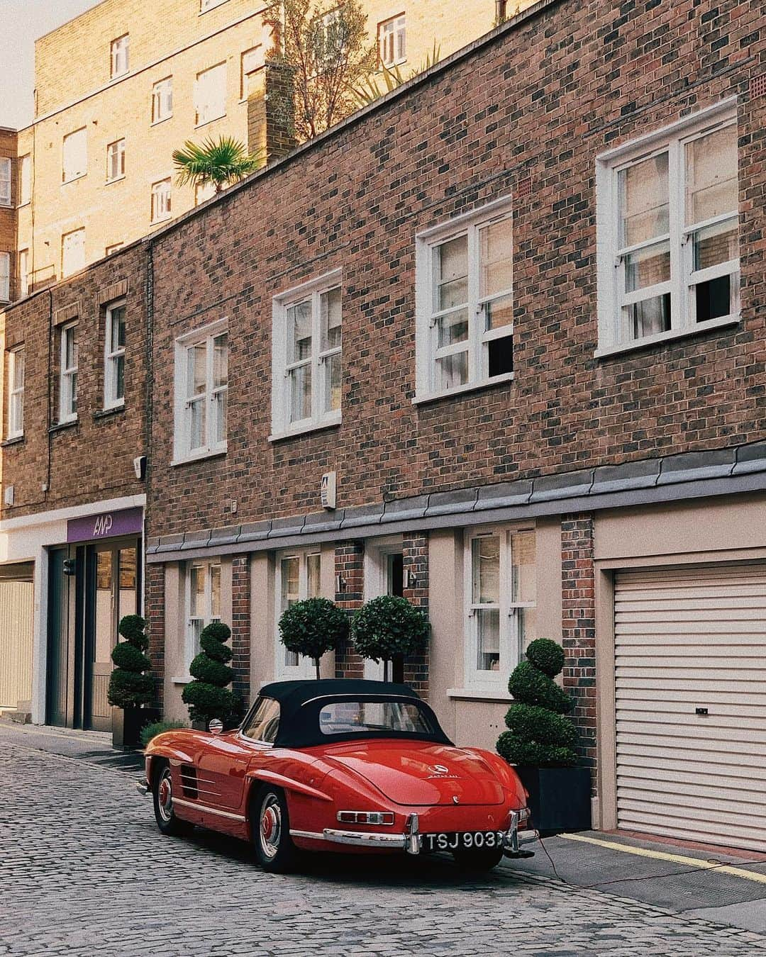 @LONDON | TAG #THISISLONDONさんのインスタグラム写真 - (@LONDON | TAG #THISISLONDONInstagram)「#ASundayCarPic wouldn’t be complete without an #Mercedes300SL 🚗💨 Lovelt snap from @adrianvarzaru 🔥 How’s the #BankHoliday weekend panning our for you guys?! Stunning weather! 🔥 And @englandcricket 🏏 smashed it today! 😎😎 Avery cool! // #thisislondon #londonlife #london #mercedes #300sl」8月26日 3時55分 - london