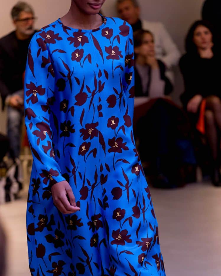 のインスタグラム：「A rain of autumnal flowers on electric blue soft silk 🍂 Discover all #madeinalysi patterns from new FW_19 Collection - in boutique or online, on alysi.it 🌊 . . #alysi #fw19 #fallwinter #newcollection #pattern #flowers #silk #fallinlove」