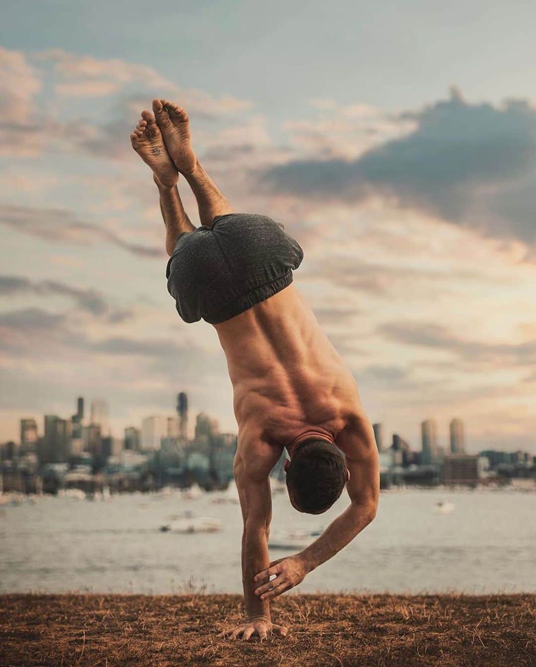 ALO Yogaさんのインスタグラム写真 - (ALO YogaInstagram)「“It’s not what you look at that matters, it’s what you see.” – Henry David Thoreau 🙏 We see strength and presence in @kevindhofer‘s one arm balance as he looks toward the skyline 🏙 He’s wearing the Triumph Short in Charcoal Black Triblend💥#aloyoga #yoga #alo」8月26日 4時02分 - aloyoga