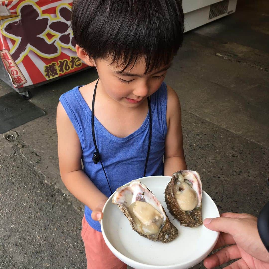 木下あゆ美さんのインスタグラム写真 - (木下あゆ美Instagram)「群馬から新潟の日本海まで足を伸ばした日。お盆過ぎても海に入れる😆  全然人がいなくて、海の家も3組程度。ラッキー🤞 雪山以外で初めて行ったかも！新潟。  米は美味しいし、市場もある所だったので海鮮も絶品🤗  これで日本酒が飲めたら良かったのに…😞笑  また行こう！笑  息子はドラえもんの影響で旅館の押入れがお気に入りに。帰りのお土産やで、黄色い鈴を買って帰りました笑  新潟関係ない笑  さて、じいちゃんから沢山の野菜を頂き、もうとっくに自宅に戻ってますが、夏休みももう終わりですが、片付け全然終わってませーん🤪  #新潟 #寺泊 #日本海 #夏休みももう終わり #さすがにお腹が重い」8月26日 4時03分 - ayumi_kinoshita13121982