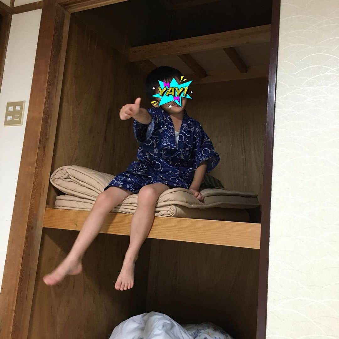 木下あゆ美さんのインスタグラム写真 - (木下あゆ美Instagram)「群馬から新潟の日本海まで足を伸ばした日。お盆過ぎても海に入れる😆  全然人がいなくて、海の家も3組程度。ラッキー🤞 雪山以外で初めて行ったかも！新潟。  米は美味しいし、市場もある所だったので海鮮も絶品🤗  これで日本酒が飲めたら良かったのに…😞笑  また行こう！笑  息子はドラえもんの影響で旅館の押入れがお気に入りに。帰りのお土産やで、黄色い鈴を買って帰りました笑  新潟関係ない笑  さて、じいちゃんから沢山の野菜を頂き、もうとっくに自宅に戻ってますが、夏休みももう終わりですが、片付け全然終わってませーん🤪  #新潟 #寺泊 #日本海 #夏休みももう終わり #さすがにお腹が重い」8月26日 4時03分 - ayumi_kinoshita13121982