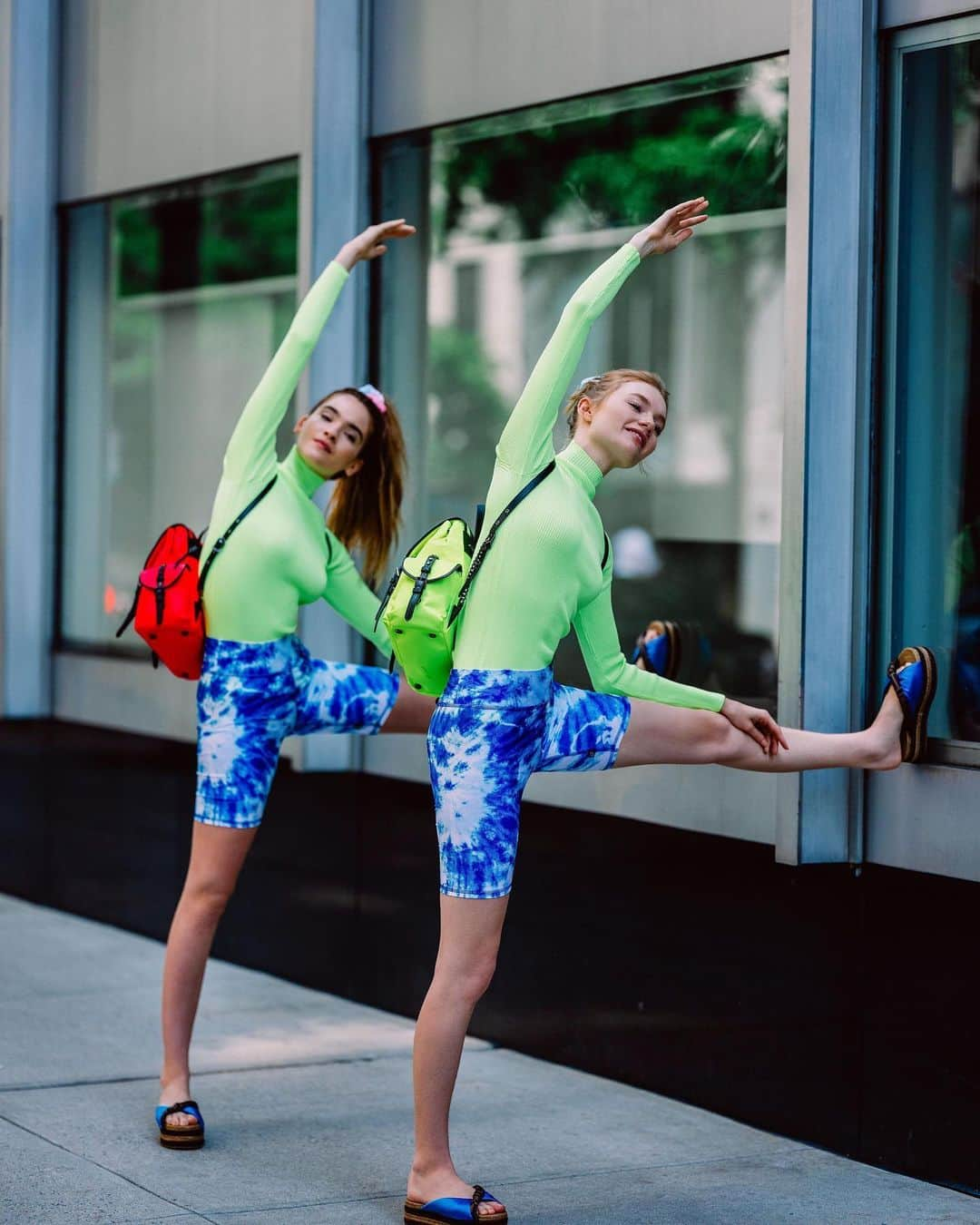 Bloomingdale'sさんのインスタグラム写真 - (Bloomingdale'sInstagram)「Warming up for #SundayFunday 🤸‍♀️🤸‍♀️ Are you squeezing in a workout today? 📷: @kat_in_nyc . . . . . . . #WorkoutGear #GymStyle #Athleisure #WorkoutClothes #Twinsies #Twinning #Style #Bloomingdales」8月26日 4時04分 - bloomingdales