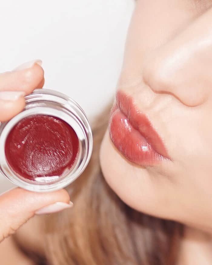 KORA Organicsさんのインスタグラム写真 - (KORA OrganicsInstagram)「The Noni Lip Tint is a ."..nutrient-rich balm boasting a juicy berry hue that goes on sheer and deeply conditions. 💋 Formulated with Certified Organic noni and licorice root as well as cocoa seed and cupuacu butter, 💋 your pout will feel extra smooth, nourished, and healthy. Kiss the days of tints that leave your lips feeling flaky goodbye." 💋@elitedaily #KORAOrganics #NoniGlow #MindBodySkin」8月26日 4時08分 - koraorganics