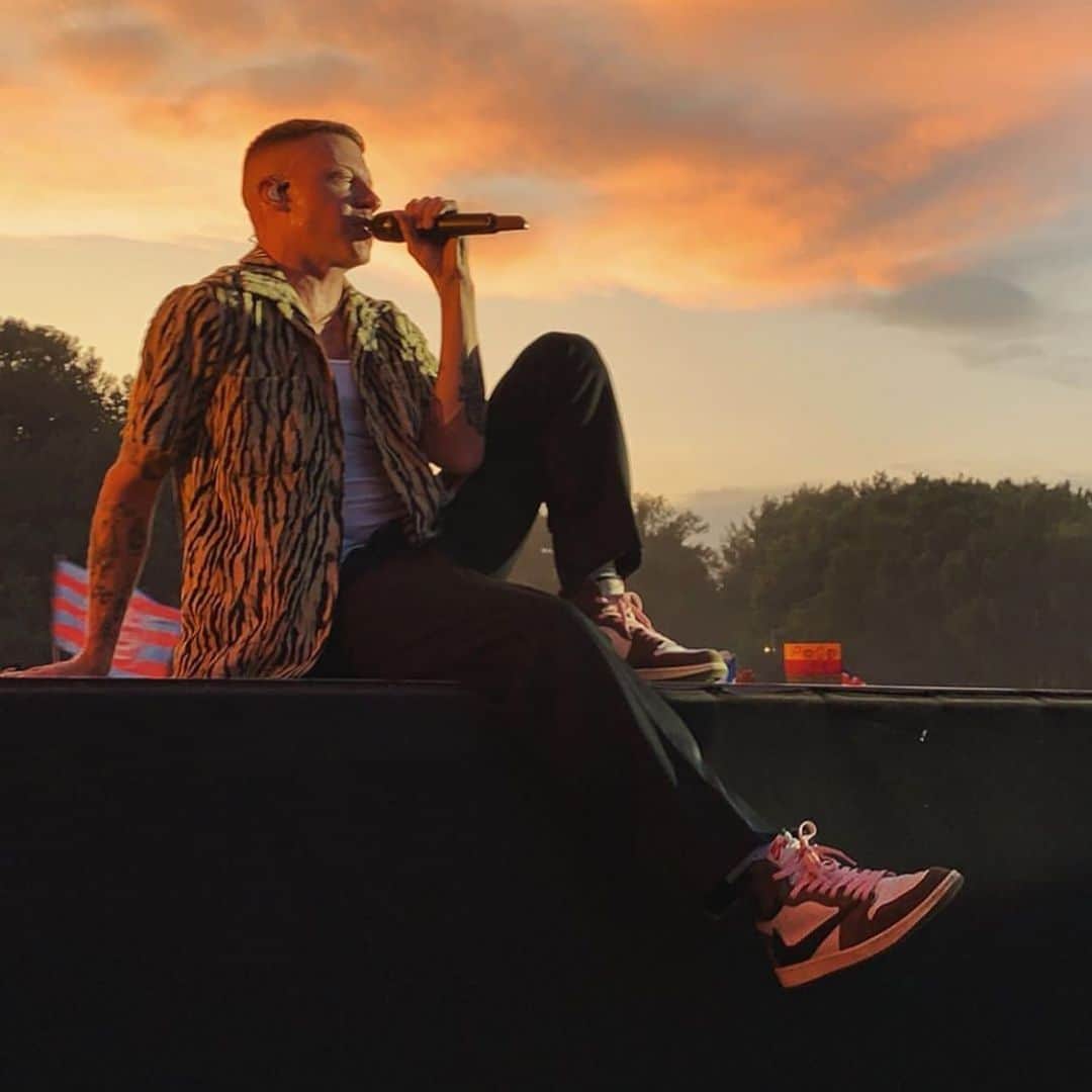 マックルモアーのインスタグラム：「What a summer...All the travel, the sweat, the lost luggage and the grind is worth it for moments like these.  Pure magic.  Thank you to all the fans and the festivals for having me.  Im always blown away by the love and endless energy.  I never take my place on that stage for granted.  You make it possible.  Photo: @anastasiiacure」