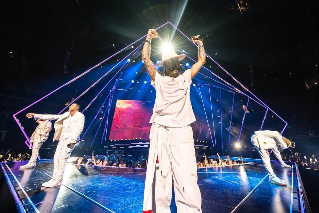 backstreetboysさんのインスタグラム写真 - (backstreetboysInstagram)「What a night, Orlando! Thanks for sharing it with us 💙 #BSBORL #DNAWorldTour」8月26日 4時28分 - backstreetboys