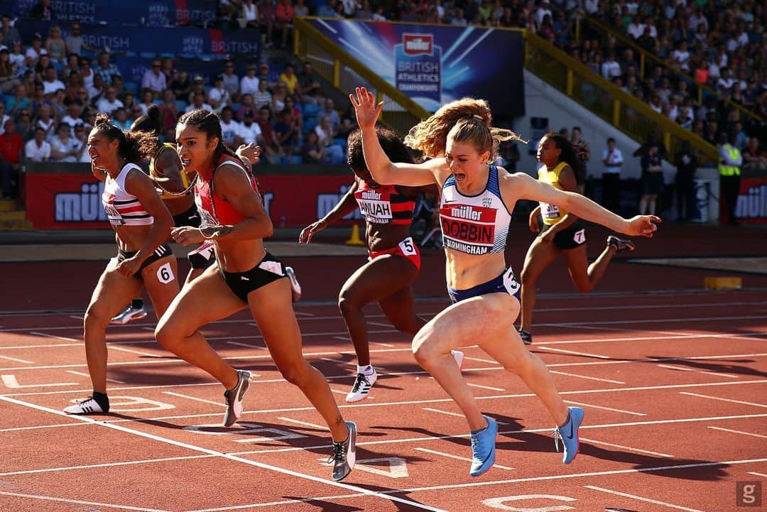 ジョディ・ウィリアムズのインスタグラム：「British 200m Champ & Doha bound 😁 couldn’t be happier」